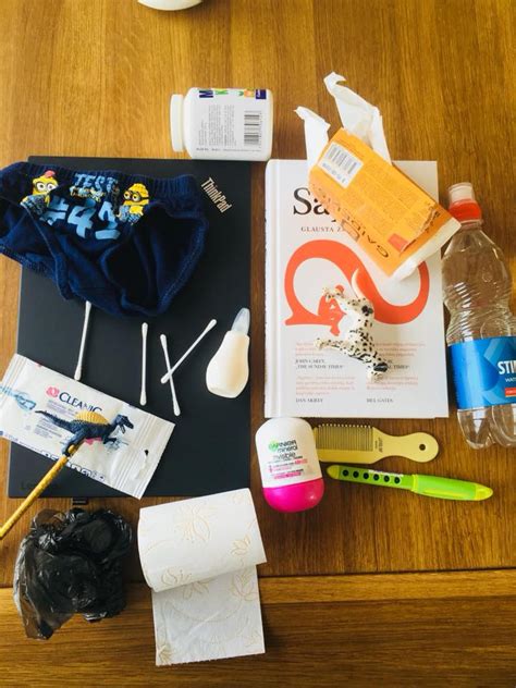 Rankos, laikančios kelis skirtingų dydžių raktus