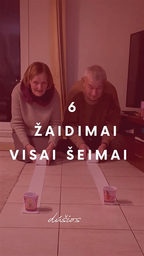 Rankos, rašančios į formą ant stalo