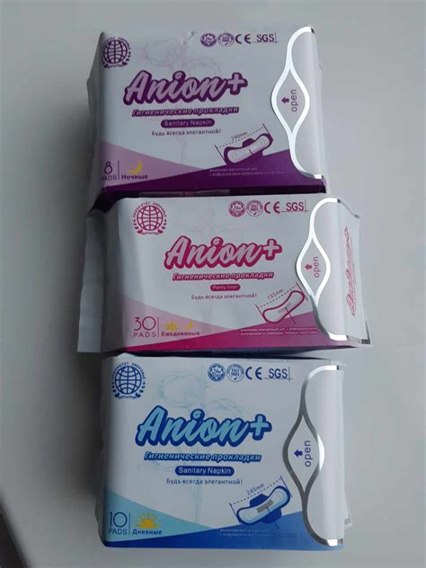 Įvairių dydžių higieninių paketų ir tamponų iliustracija