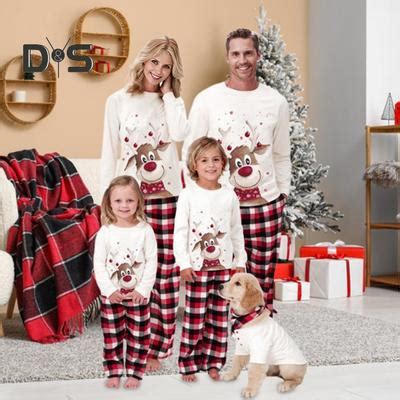 šeima vilkinti vienodus pižamų komplektus