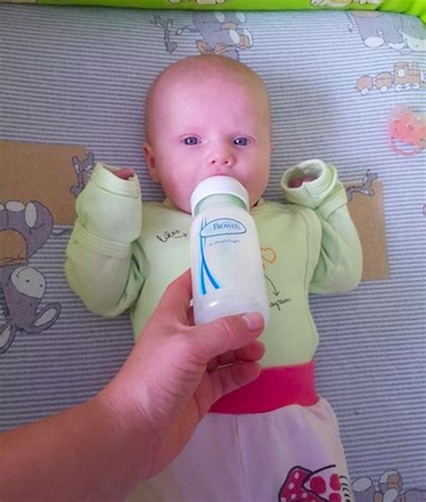 Kūdikis, geriantis pieną iš buteliuko