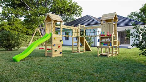 erdvus medinis žaidimų kompleksas su nameliu ir supynėmis