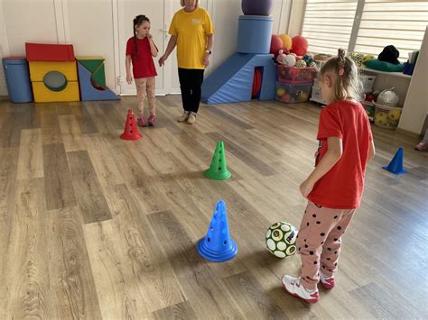 Vaikai mankštinasi lauke