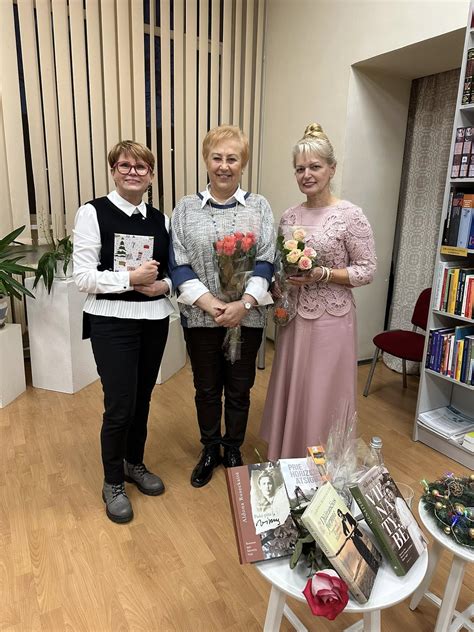 Dvi moterys šypsosi, viena rodo baltus dantis