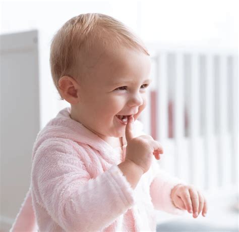 kūdikis valosi dantukus