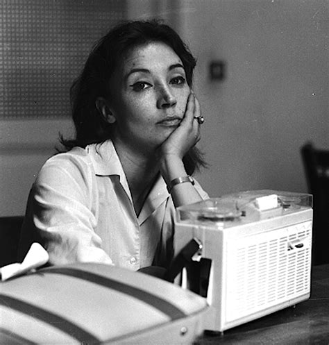 Jauna Oriana Fallaci su cigarete rankoje