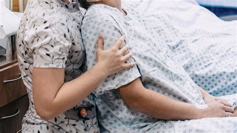 medikai aptaria gimdymo svarbą