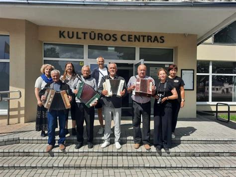 Jaunimo grupė, besimokanti dirbtuvių metu