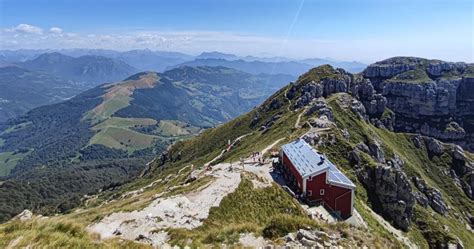 Lecco miestas su Resegone kalnu fone