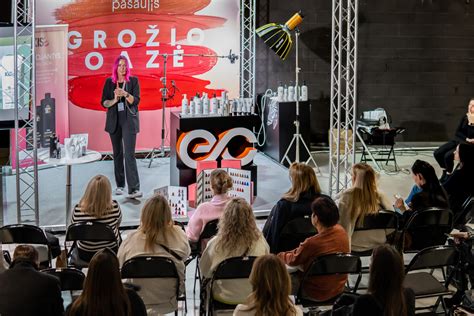 Moters pasirengimas vakarui, provokuojantis apdaras