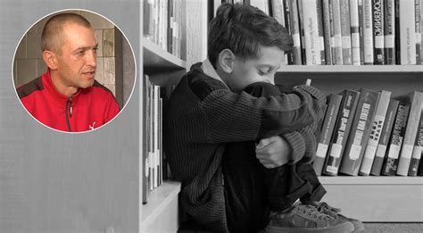 motina su kūdikiu ant rankų, besišypsanti