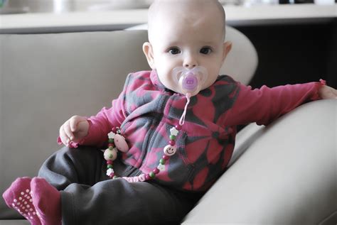 Vaikas su čiulptuko medžiu