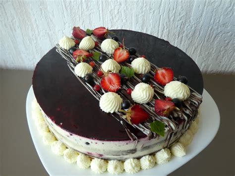 Dekoruotas varškės tortas su uogomis ir šokoladu