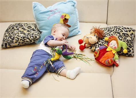 Kūdikis žaidžia su minkštu pliušiniu žaislu