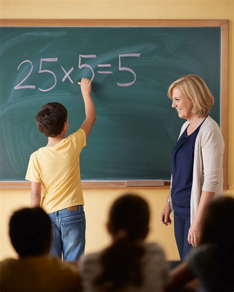 Berniukas su dideliu susidomėjimu konstruoja sudėtingą LEGO modelį