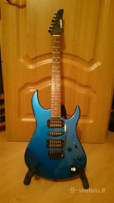 Paauglys grojantis elektrine gitara