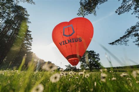 Berniukas džiaugiasi skrisdamas oro balionu