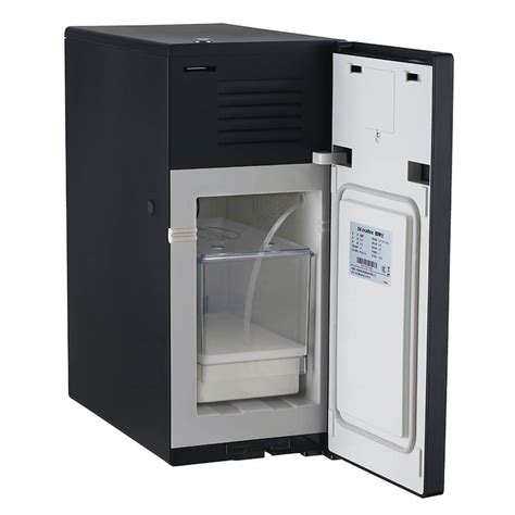 ranka tikrinanti pieno temperatūrą riešu