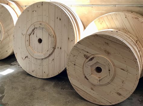 Įvairių dydžių ir tipų plieninės ritės