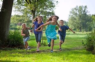 Vaikai su mokytoja lauke