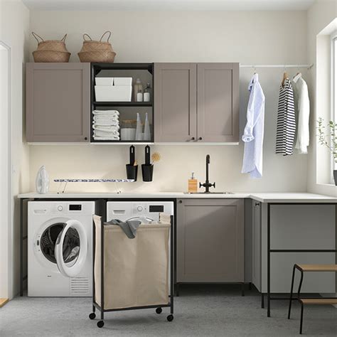 Skalbyklos baldai su laikymo vietomis
