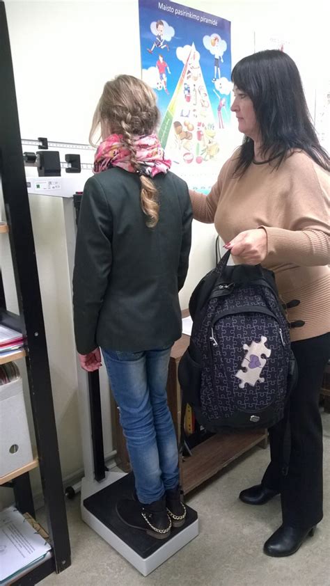 vaikas nešantis kuprinę ant abiejų pečių