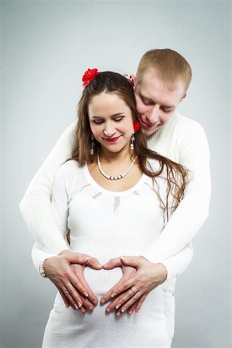 besilaukianti moteris gamtoje