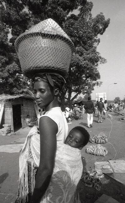 juodaodė moteris su kūdikiu