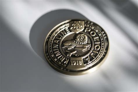 Finansų policijos pareigūnai dirbantys su dokumentais