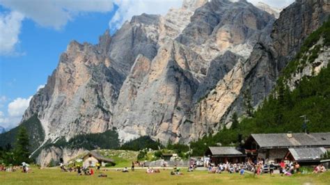 Vaizdas į Alta Badia slėnį su Rifugio Scotoni fone