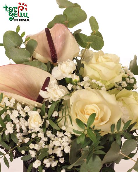 Įvairių aukščių gėlių kompozicija