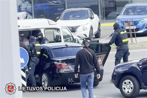 Jaunas vyras sporto salėje