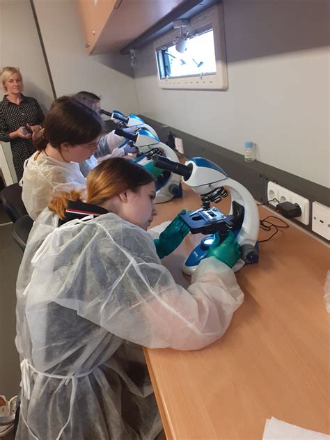 Mokslinė laboratorija arba mokslininkai dirbantys