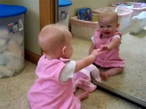 kūdikis žaidžia su veidrodžiu