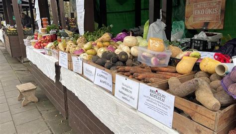 Turgus su močiutėmis, pardavinėjančiomis daržoves