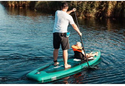 Žmogus ant irklentės su sėdyne