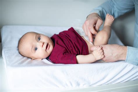 Būsimi tėvai, besimokantys gimdymo pagalbą