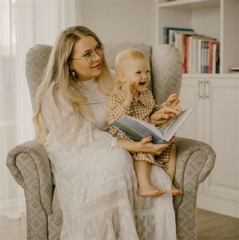 Šeima, skaitanti knygą apie nėštumą ir gimdymą