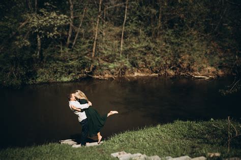 Poros, atliekančios jogą gamtoje