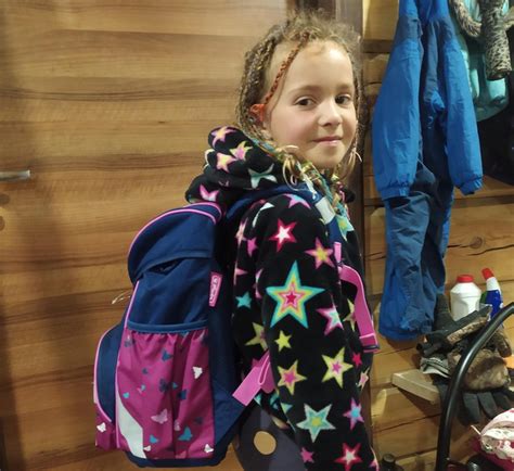 vaikas renkasi paltą