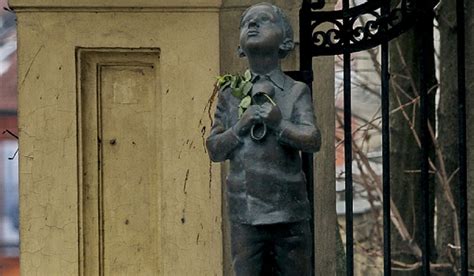 berniukas su elegantišku paltu