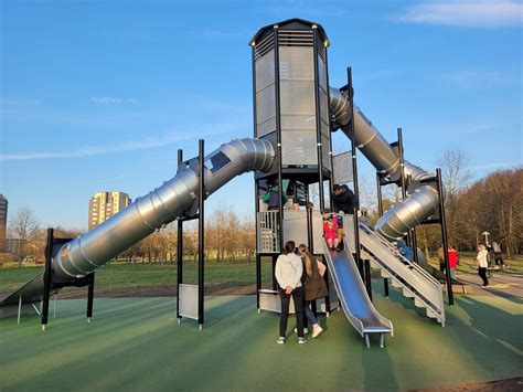 Motinos su vaikais parke