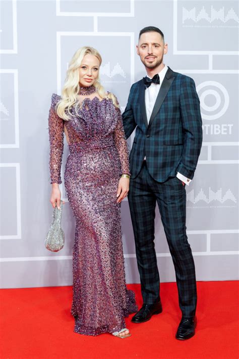 Jauna moteris, besišypsanti, ant raudonojo kilimo