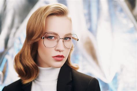 Blondinė moteris su dideliais akiniais ir dideliais akiniais