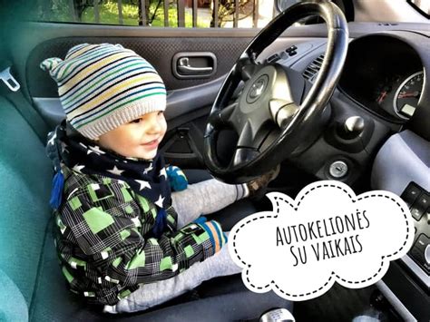 Šeima keliauja automobiliu su vaiku