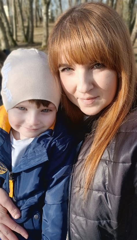 Šeima su kūdikiu, simbolizuojanti naują pradžią