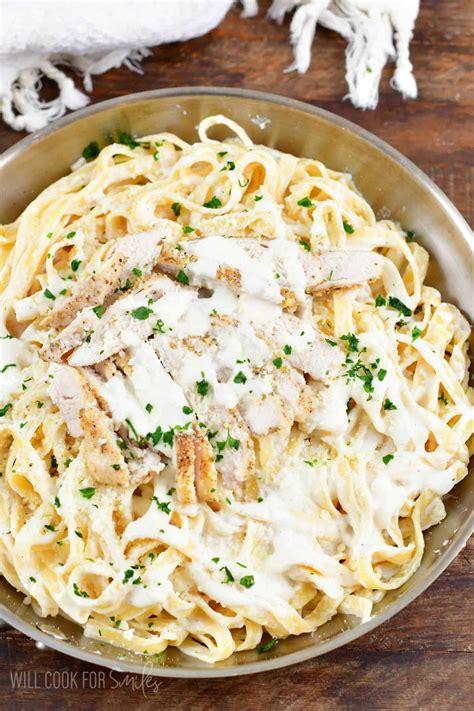 lėkštė su fettuccine Alfredo