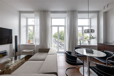 Jaukus apartamentų interjeras su plokščiaekraniu televizoriumi ir patogiais baldais