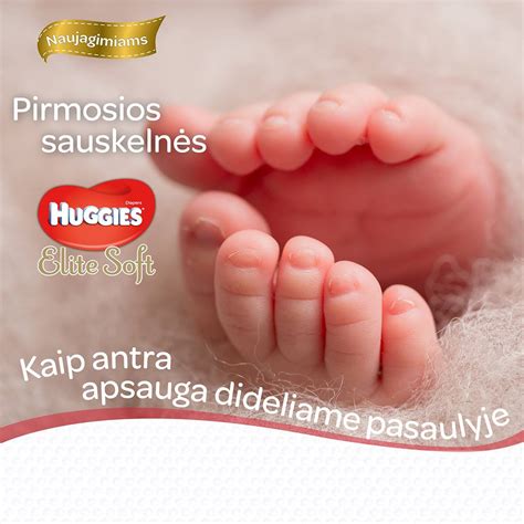 Naujagimis, laikomas tėvų rankose