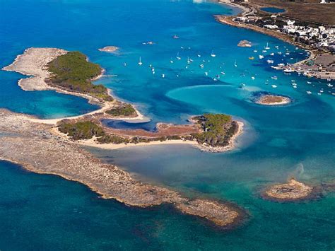 Porto Cesareo pakrantė su Isola dei Conigli salos panorama